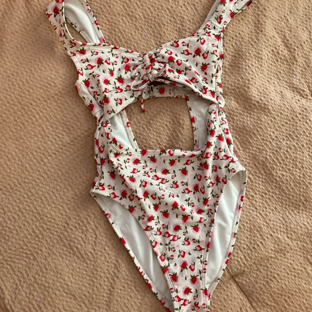 Target Xhilaration full piece cutout swimsuit - Picture 1 of 5